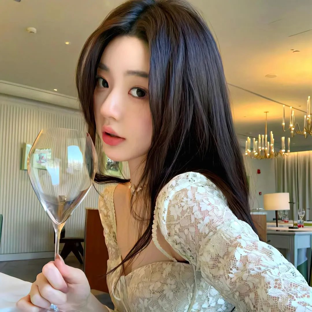 演员莉莉·詹姆斯 照片